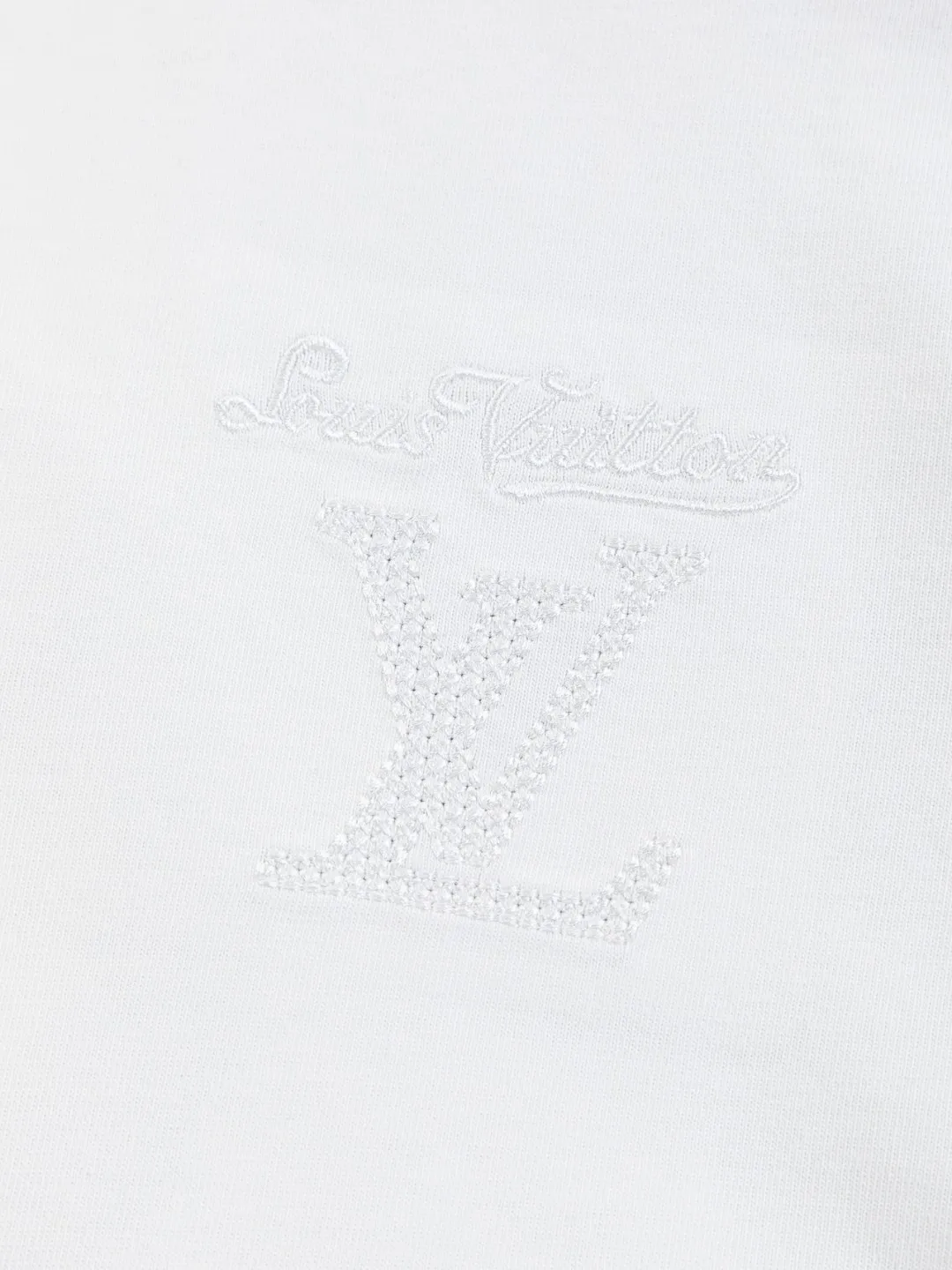 🅿️200 Louis Vuitton 1V LV lv slightly wide version S-XL LV 26ss new products are available at the counter simultaneously. Multiple craftsmanship. Classic simple letters on the chest🪡 embroidery. Simple letters on the back are hollowed out🪡 embroidery. Round neck short-sleeved T-shirt, same style for men and women! Consigned to one-to-one creation. Synchronized with the official website, pure cotton fabrics at the counter! It is close to the skin and comfortable, durable and easy to wear. It has a classic and simple logo design and meticulous original craftsmanship. Short-sleeves, a must-have item for men, do not appear to be the same for the general public, but must be unique and eye-catching. This LV short-sleeve is all about quality, comfort, the same shape and fashion as always, including fabrics and cutting techniques. All of them have been made with great effort! 320 grams of washed pure cotton fabric, pure cotton is breathable, very refreshing and comfortable for daily wear. The rib knitting on the neckline is smooth and tight, and the neckline will not be skewed if you toss it at will. The loose version, you will find that it looks really good on the upper body. The overall is minimalist and neat, super versatile for daily use! Pair it casually with a pair of pants for a youthful look. A T-shirt will make your outfit crazy. It is a fashionable item that can never go wrong! Color: Black White Size: S-XL Size chart: S: Shoulder width 50-Bust 56-Length 70 M: Shoulder width 52-Bust 57-Length 72 L: Shoulder width 54-Bust 59-Length 74 XL: Shoulder width 56-Bust 62-Length 76